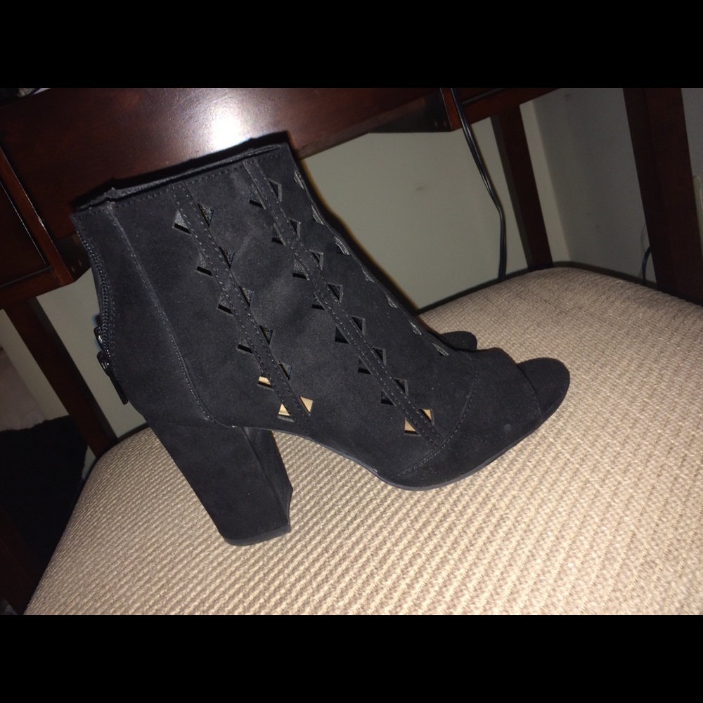Black heeled boots